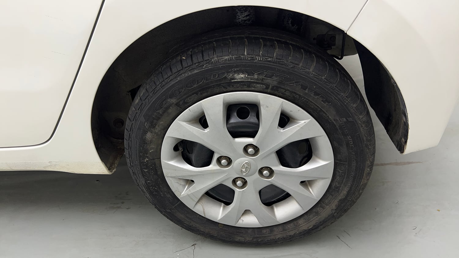 Used 2016 Hyundai Grand i10 Anniversary Edition Petrol Manual tyres LEFT REAR TYRE RIM VIEW