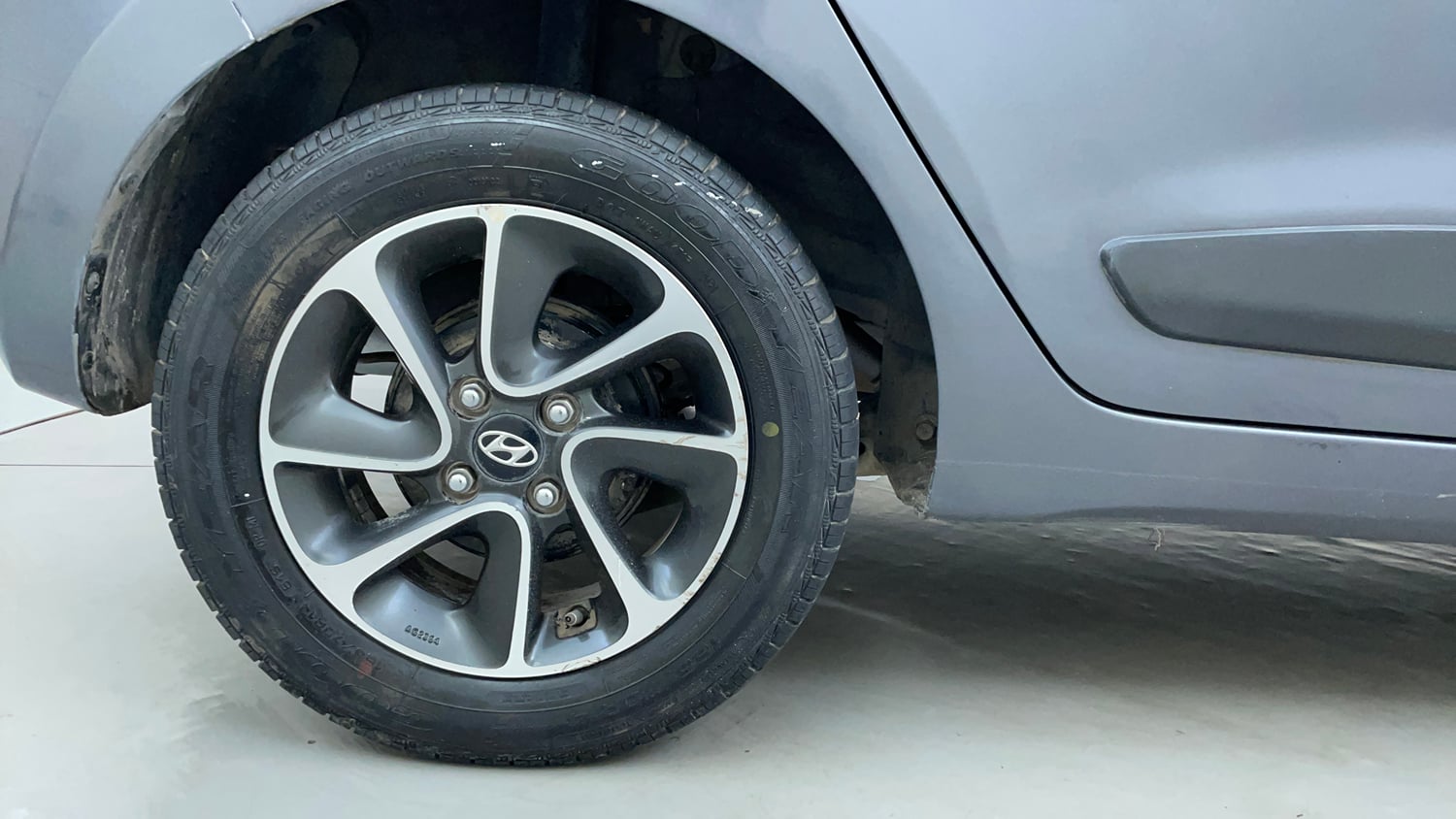 Used 2017 Hyundai Grand i10 Asta 1.2 Kappa VTVT Petrol Manual tyres RIGHT REAR TYRE RIM VIEW