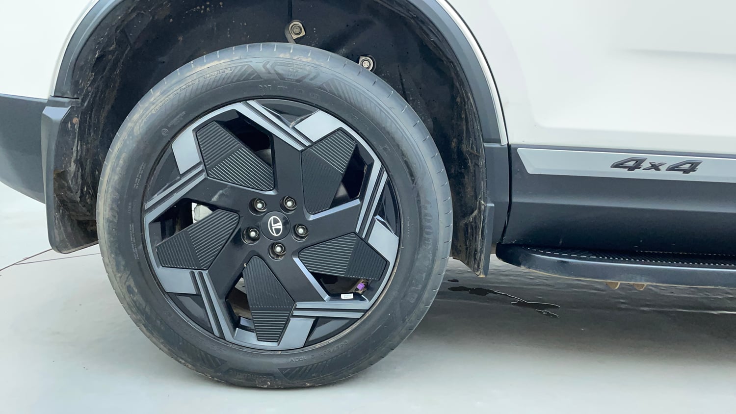 Used 2026 Tata Harrier EV Fearless + 75 Electric Automatic tyres RIGHT REAR TYRE RIM VIEW