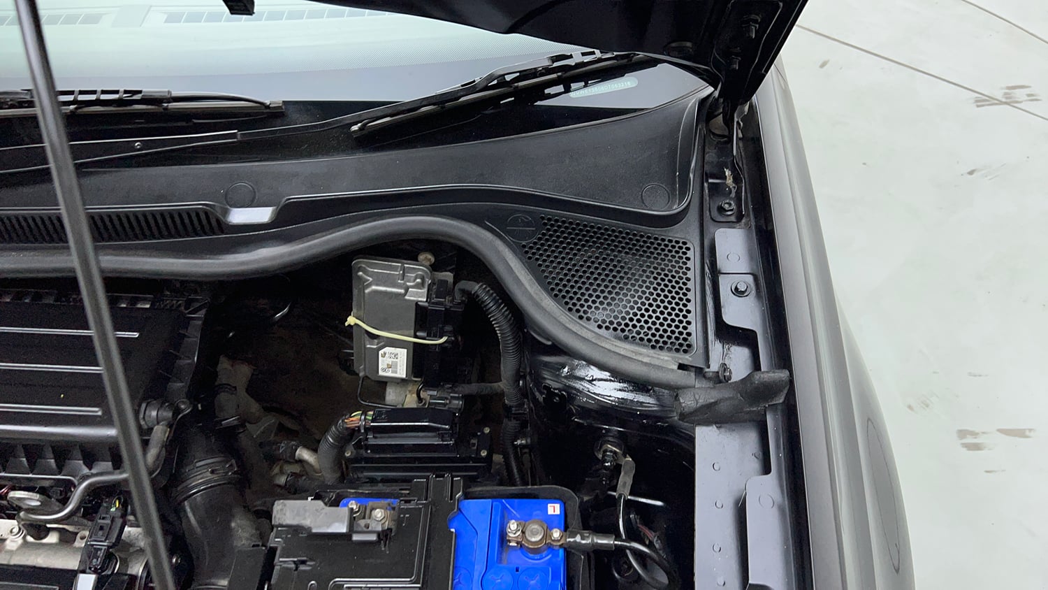 Used 2013 Volkswagen Vento Highline Petrol AT Petrol Automatic engine ENGINE LEFT SIDE HINGE & APRON VIEW