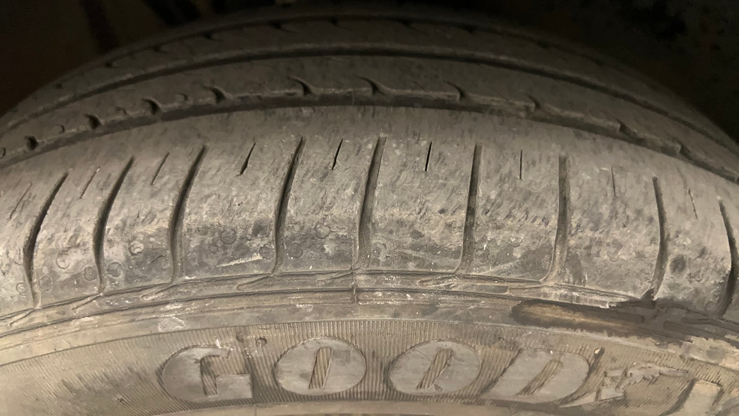 Used 2014 Volkswagen Polo Comfortline 1.2L (P) Petrol Manual tyres RIGHT FRONT TYRE TREAD VIEW