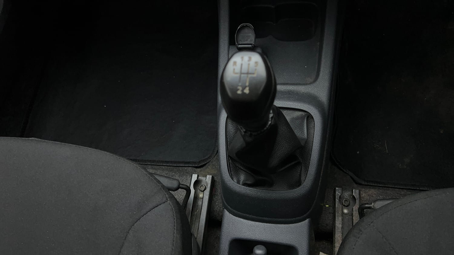 Used 2016 Renault Kwid 1.0 RXT Petrol Manual interior GEAR  KNOB VIEW