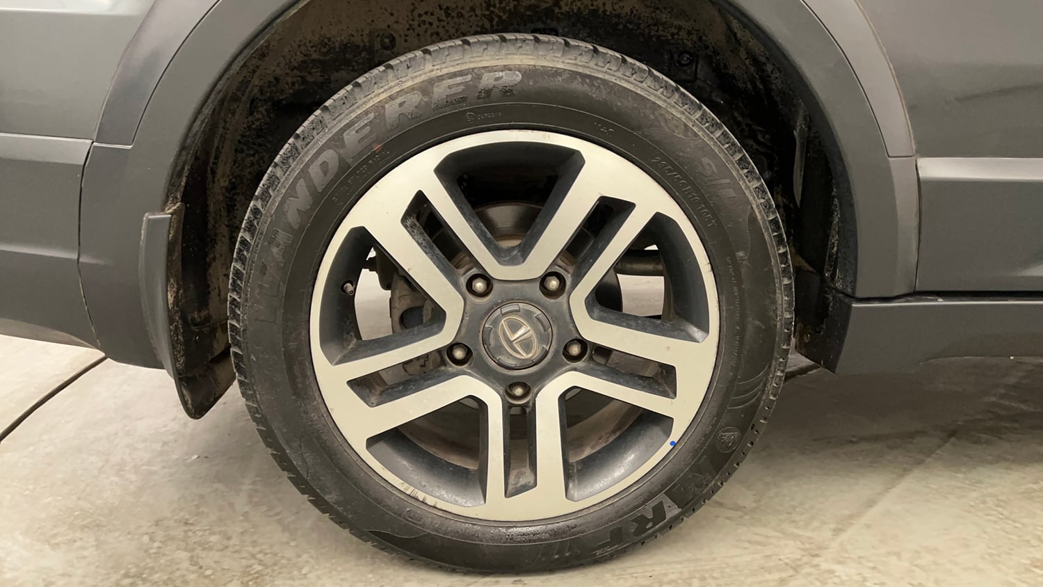 Used 2017 Tata Hexa XTA 4x2 7 STR Diesel Automatic tyres RIGHT REAR TYRE RIM VIEW