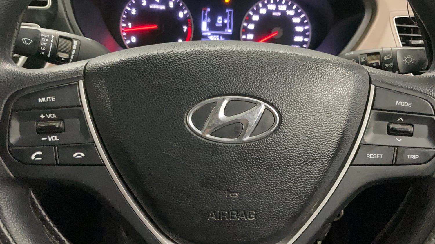 Used 2019 Hyundai Elite i20 Magna Plus 1.2 Petrol Manual top_features Steering mounted controls