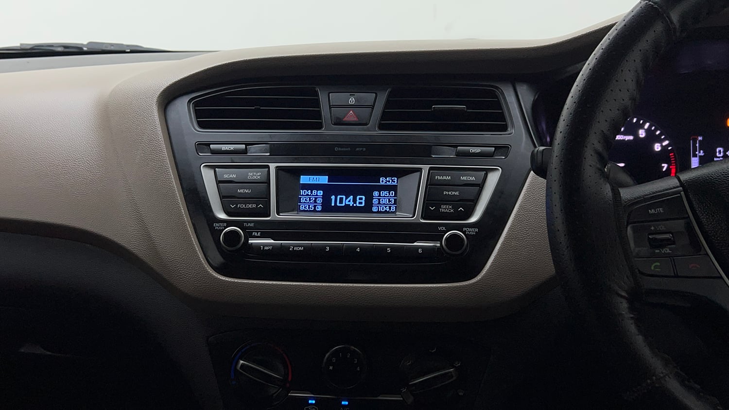 Used 2015 Hyundai Elite i20 Magna 1.2 Petrol Manual interior MUSIC SYSTEM & AC CONTROL VIEW