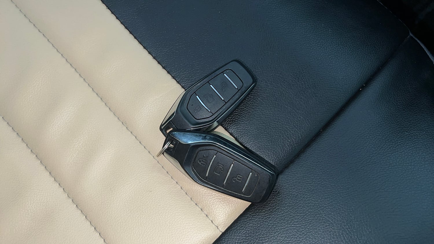 Used 2018 Mahindra XUV500 W9 Diesel Manual extra CAR KEY VIEW