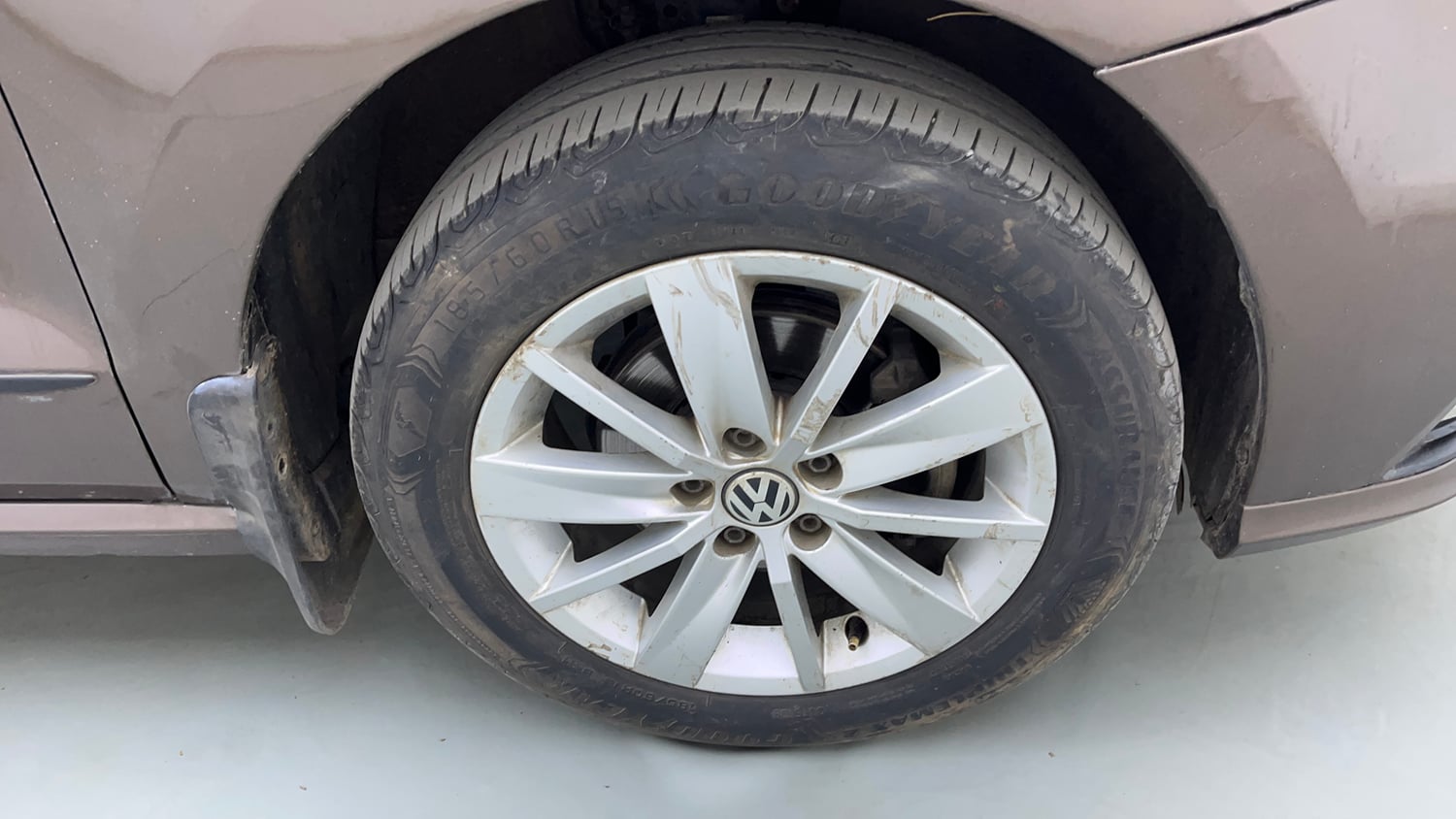 Used 2016 Volkswagen Ameo Highline 1.5L AT Diesel Automatic tyres RIGHT FRONT TYRE RIM VIEW