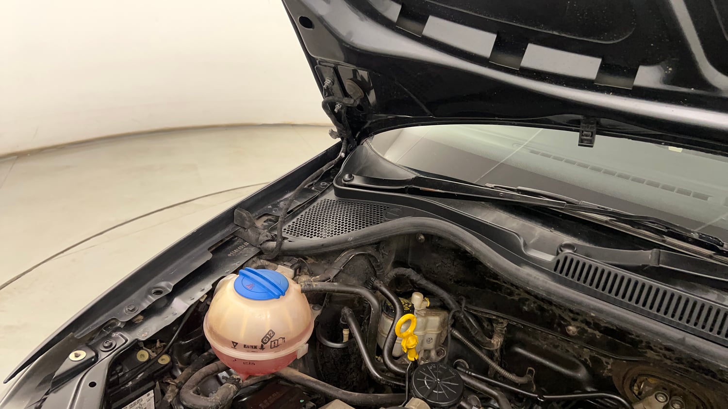 Used 2014 Volkswagen Polo Comfortline 1.2L (P) Petrol Manual engine ENGINE RIGHT SIDE HINGE & APRON VIEW