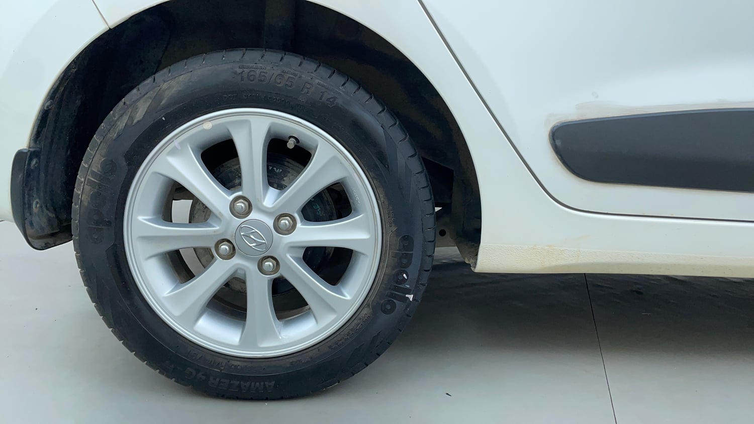 Used 2014 Hyundai Grand i10 Asta AT 1.2 Kappa VTVT Petrol Automatic tyres RIGHT REAR TYRE RIM VIEW