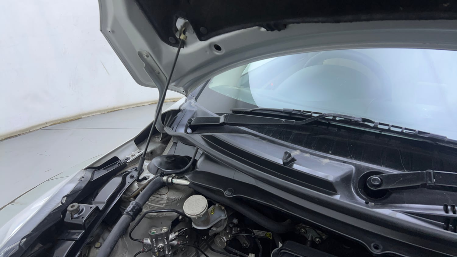 Used 2016 Maruti Suzuki Swift Dzire VXI Petrol Manual engine ENGINE RIGHT SIDE HINGE & APRON VIEW