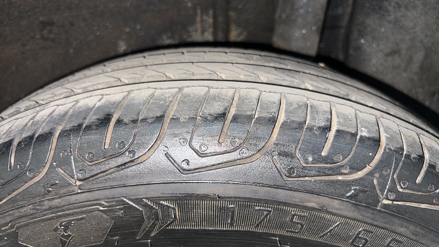 Used 2020 Maruti Suzuki Ignis Zeta 1.2 AMT Petrol Automatic tyres LEFT REAR TYRE TREAD VIEW