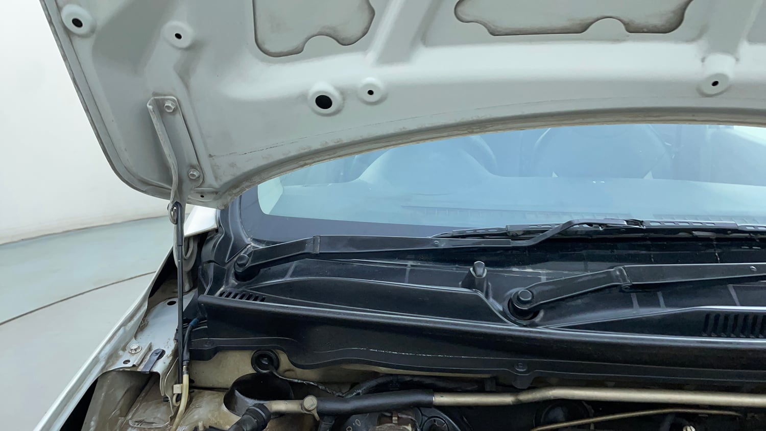 Used 2016 Maruti Suzuki Celerio ZXi AMT Petrol Automatic engine ENGINE RIGHT SIDE HINGE & APRON VIEW