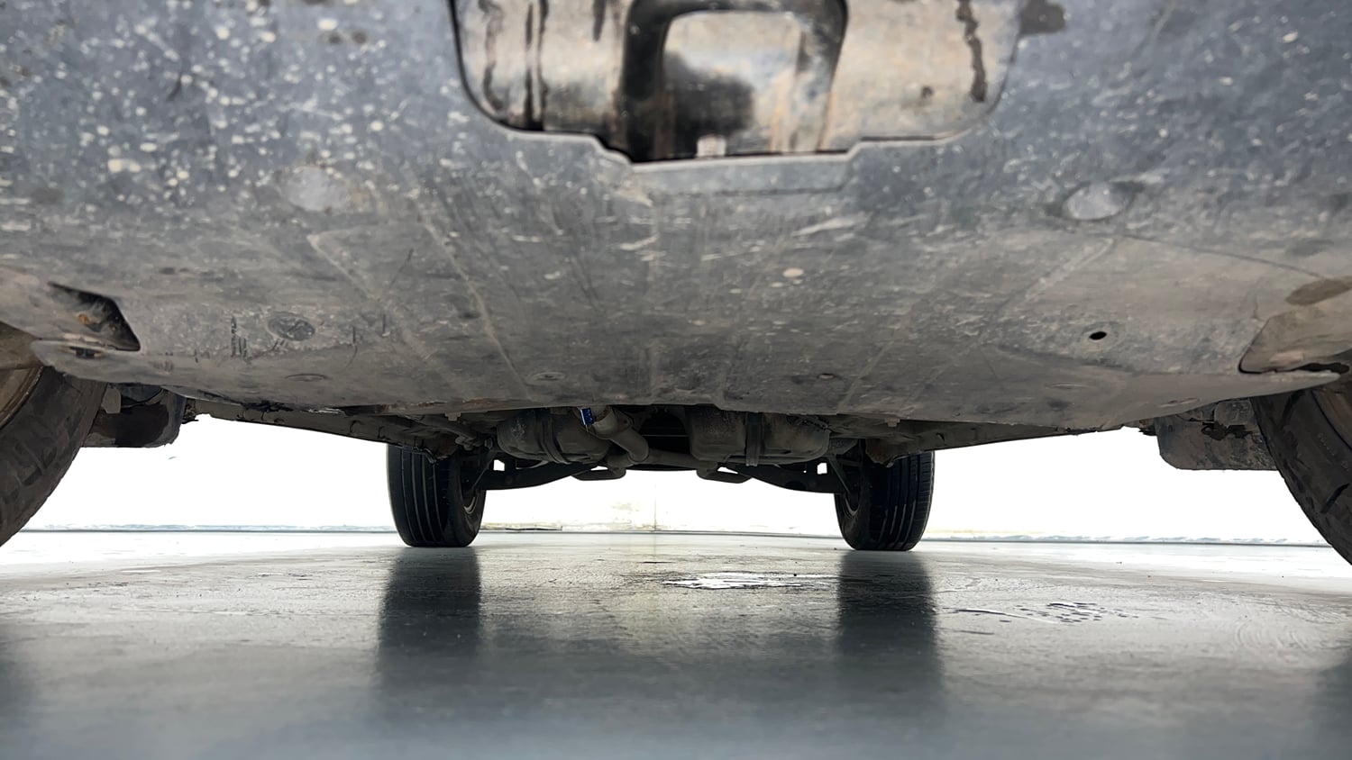 Used 2018 Mahindra XUV500 W9 Diesel Manual extra FRONT LEFT UNDERBODY VIEW