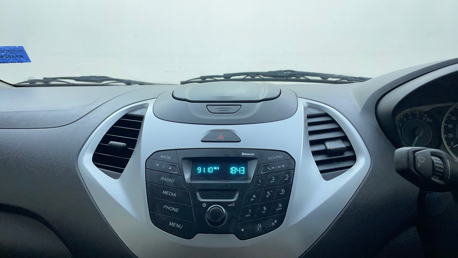 Used 2017 Ford Figo Trend 1.2 Ti-VCT Petrol Manual top_features Integrated (in-dash) music system