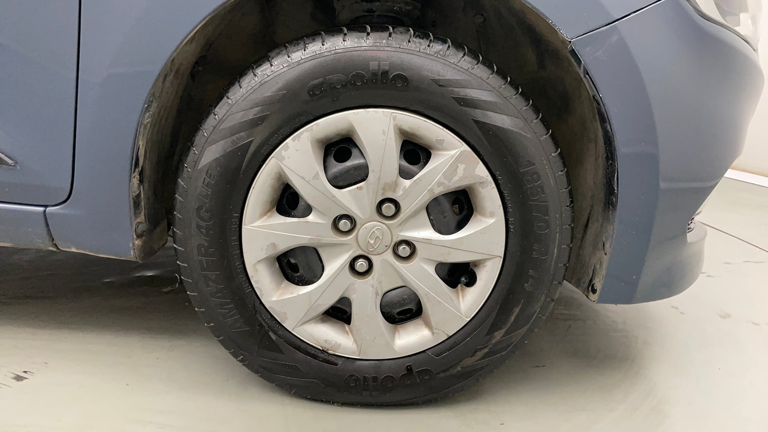Used 2015 Hyundai Elite i20 Sportz 1.2 Petrol Manual tyres RIGHT FRONT TYRE RIM VIEW