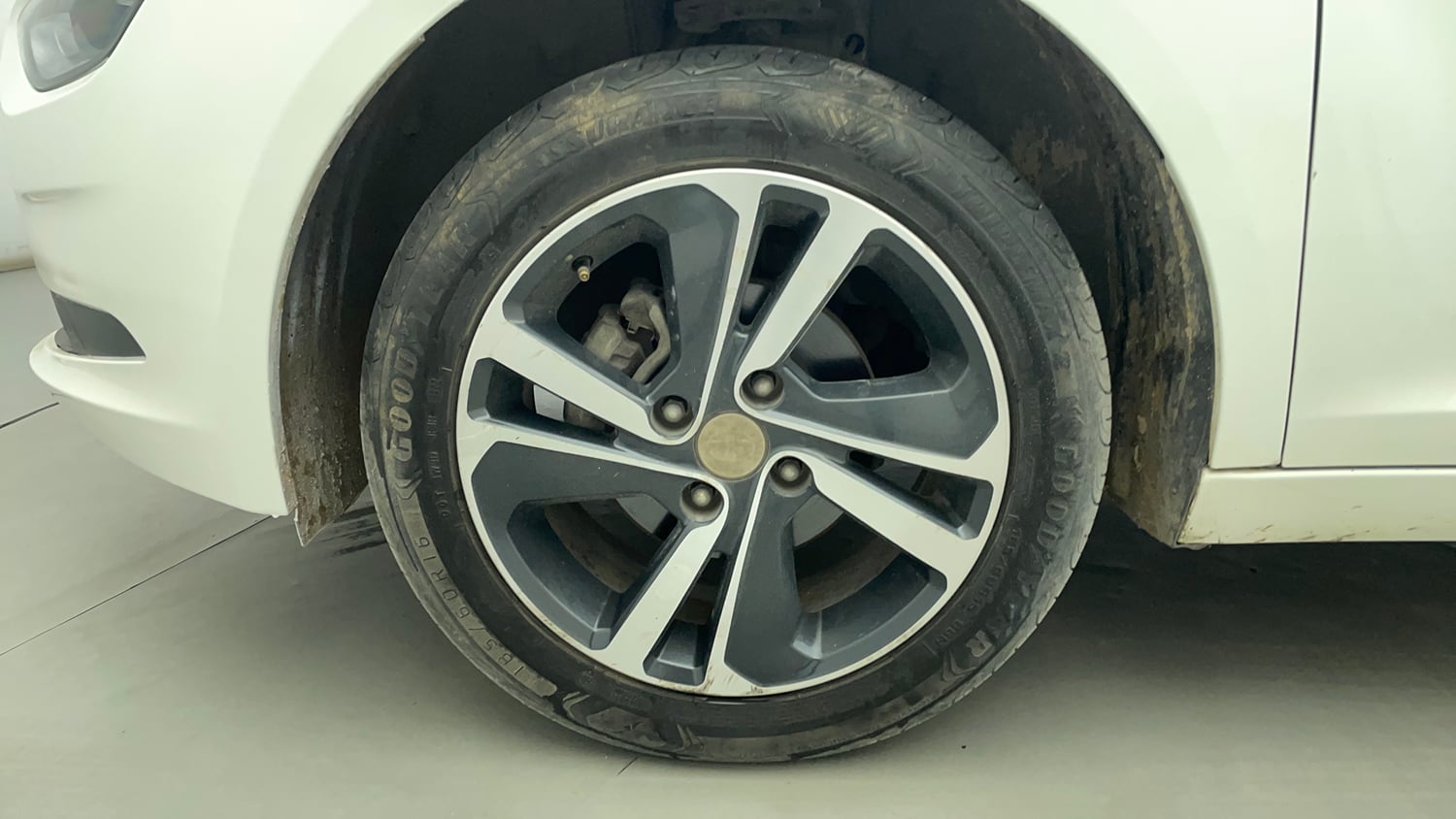 Used 2022 Tata Altroz XZA Petrol Petrol Automatic tyres LEFT FRONT TYRE RIM VIEW