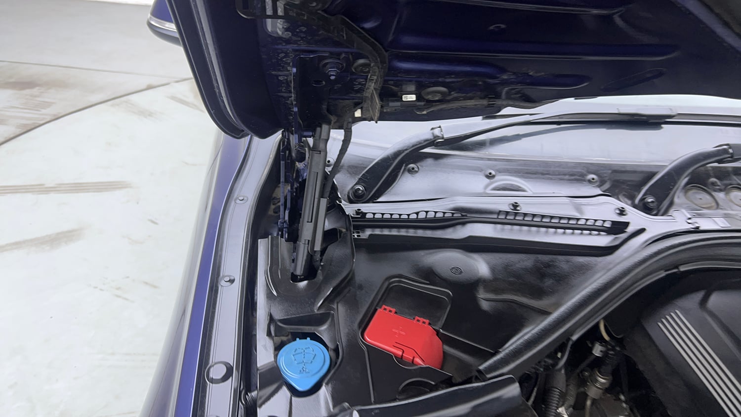 Used 2018 BMW 3 Series 320d Luxury Line Diesel Automatic engine ENGINE RIGHT SIDE HINGE & APRON VIEW