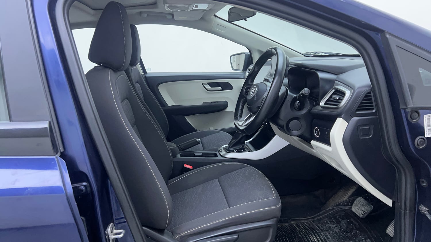 Used 2023 Tata Altroz XZA Plus (S) Petrol Automatic interior RIGHT SIDE FRONT DOOR CABIN VIEW