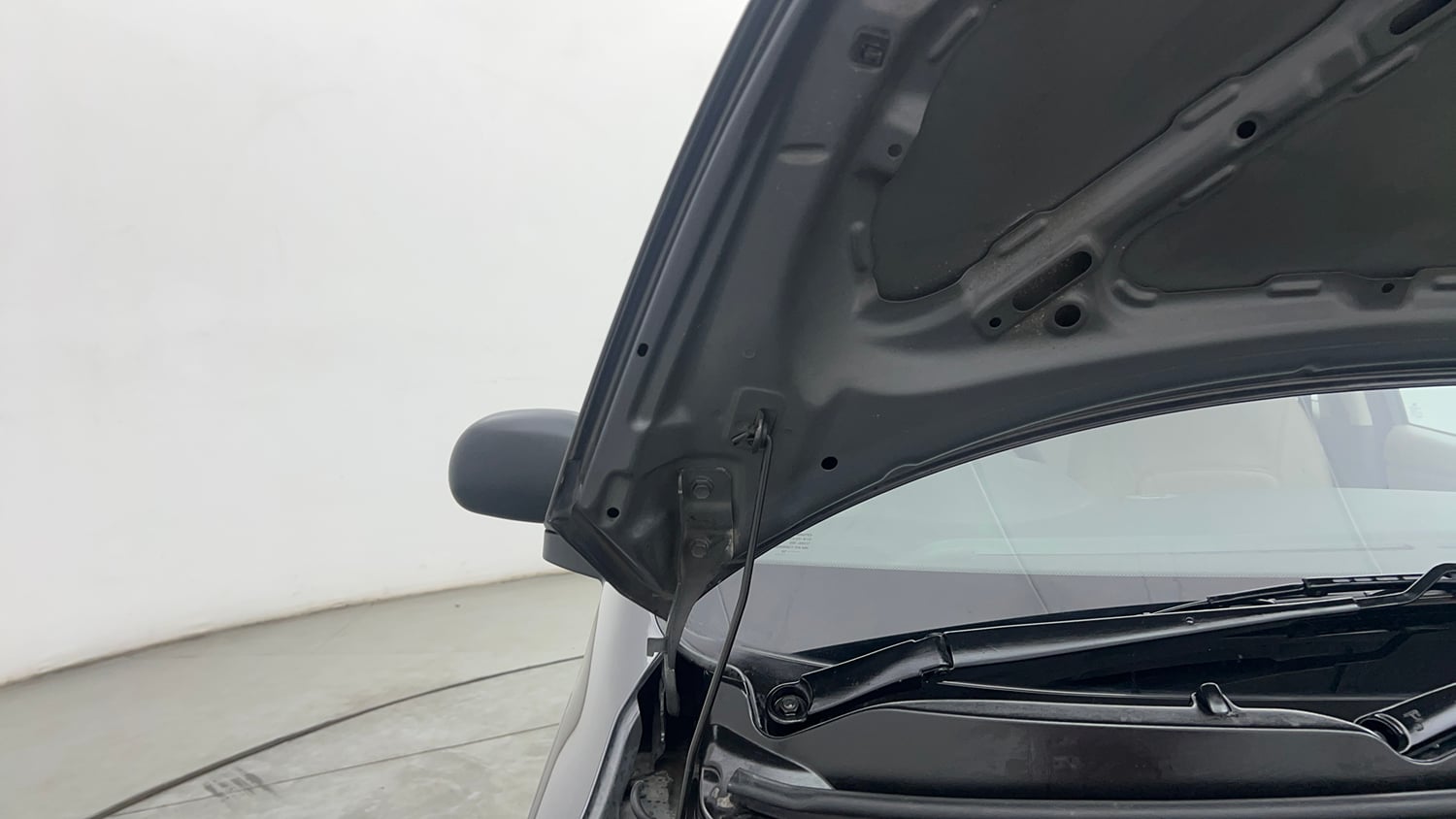 Used 2016 Hyundai i10 Magna 1.1 iRDE2 Petrol Manual engine ENGINE RIGHT SIDE HINGE & APRON VIEW