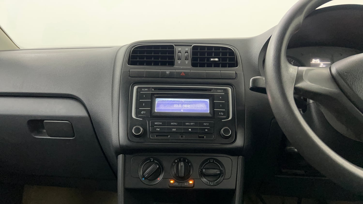 Used 2014 Volkswagen Polo Comfortline 1.2L (P) Petrol Manual interior MUSIC SYSTEM & AC CONTROL VIEW