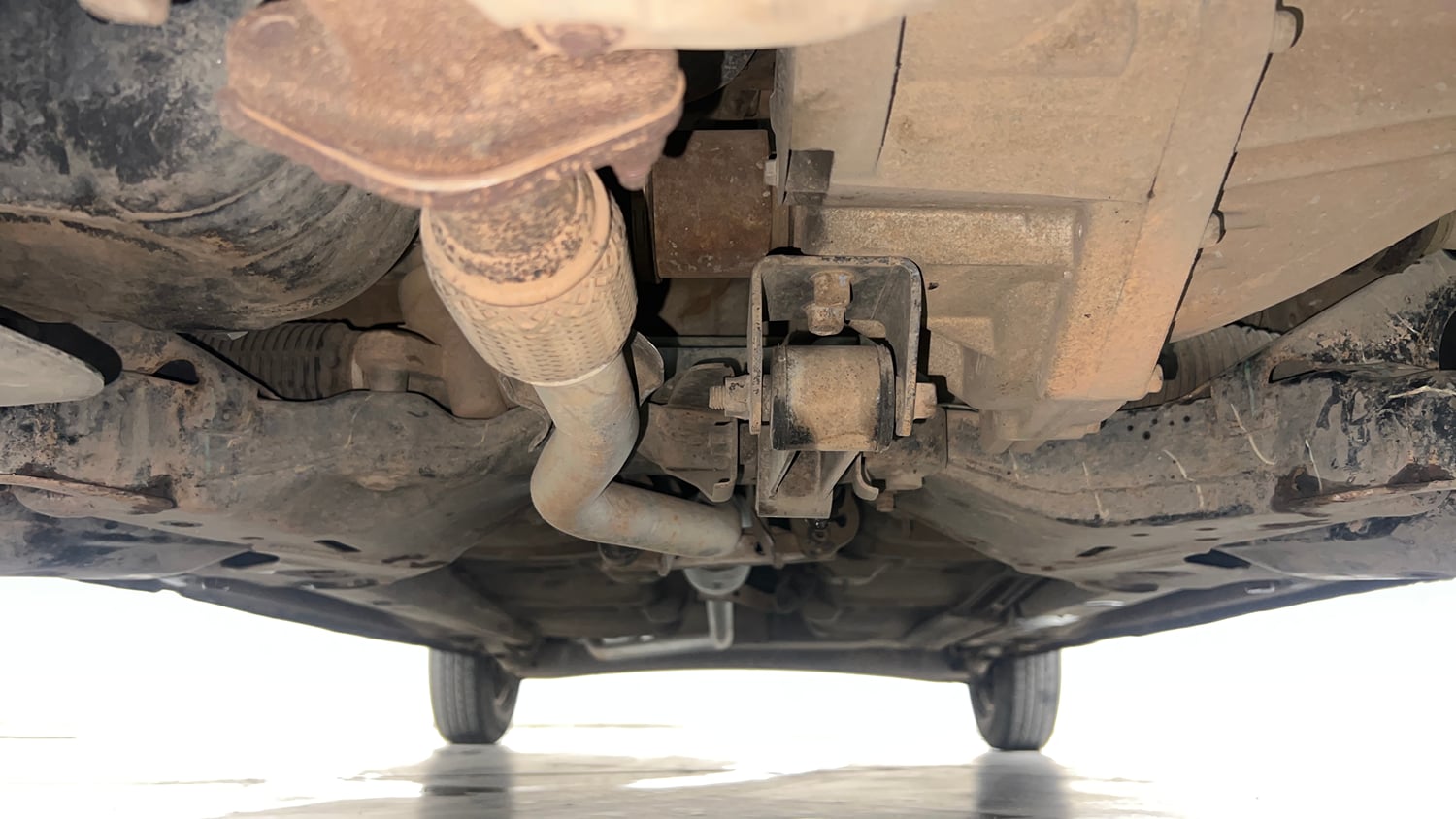 Used 2016 Hyundai i10 Magna 1.1 iRDE2 Petrol Manual extra FRONT LEFT UNDERBODY VIEW