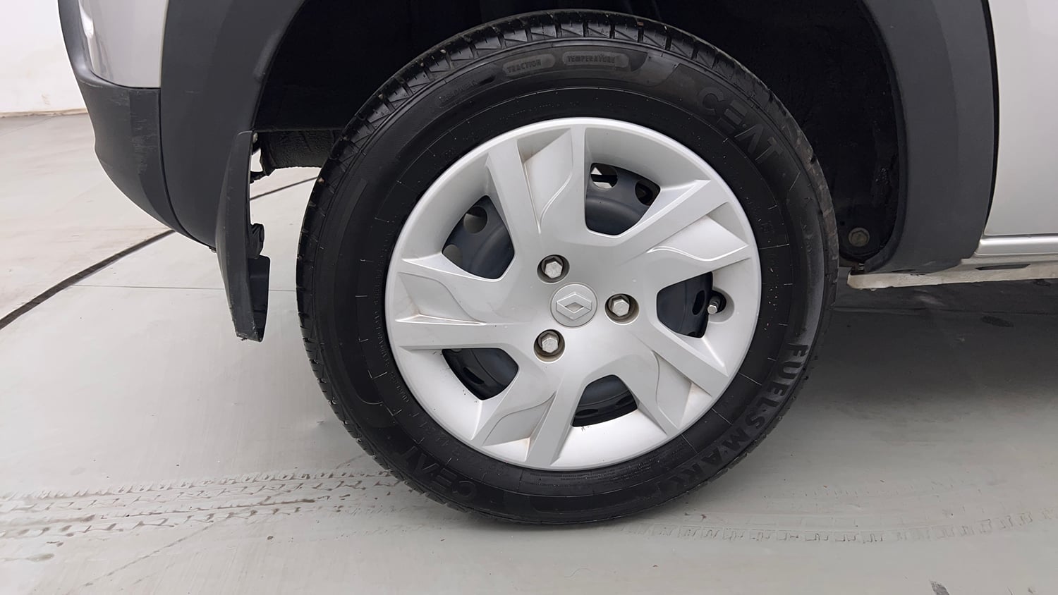 Used 2025 Renault Kwid RXT 1.0L AMT Petrol Automatic tyres RIGHT REAR TYRE RIM VIEW