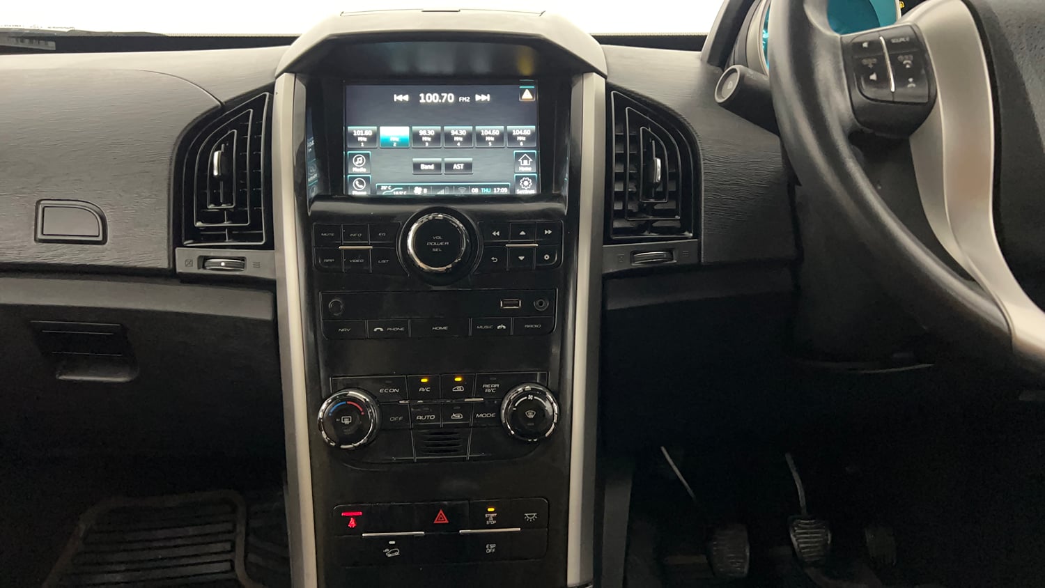 Used 2018 Mahindra XUV500 W9 Diesel Manual interior MUSIC SYSTEM & AC CONTROL VIEW