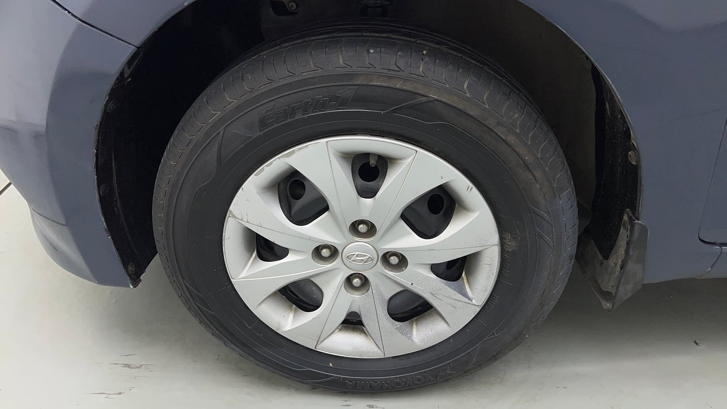 Used 2015 Hyundai Elite i20 Magna 1.2 Petrol Manual tyres LEFT FRONT TYRE RIM VIEW
