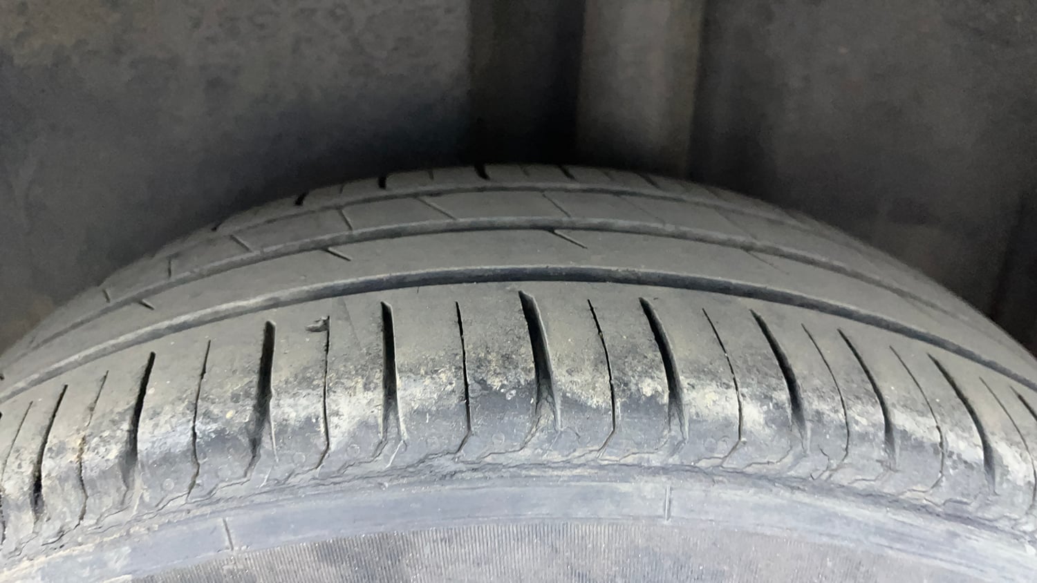 Used 2016 Volkswagen Ameo Highline 1.5L AT Diesel Automatic tyres LEFT REAR TYRE TREAD VIEW