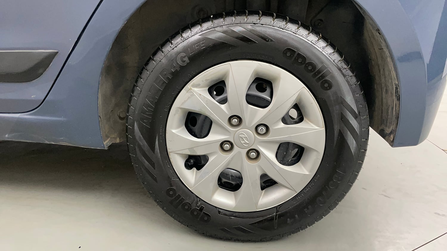 Used 2015 Hyundai Elite i20 Sportz 1.2 Petrol Manual tyres LEFT REAR TYRE RIM VIEW