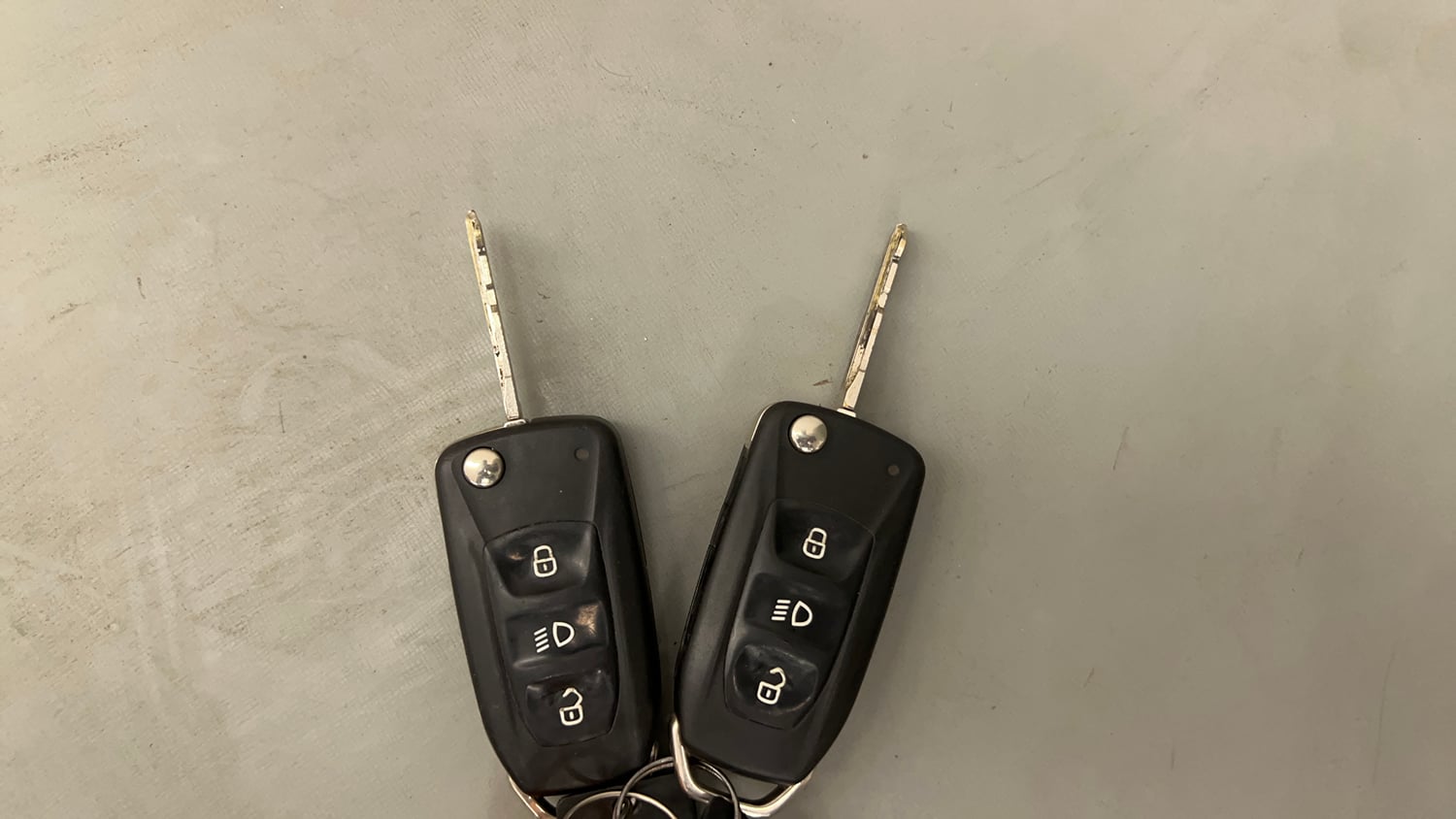 Used 2017 Tata Hexa XTA 4x2 7 STR Diesel Automatic extra CAR KEY VIEW