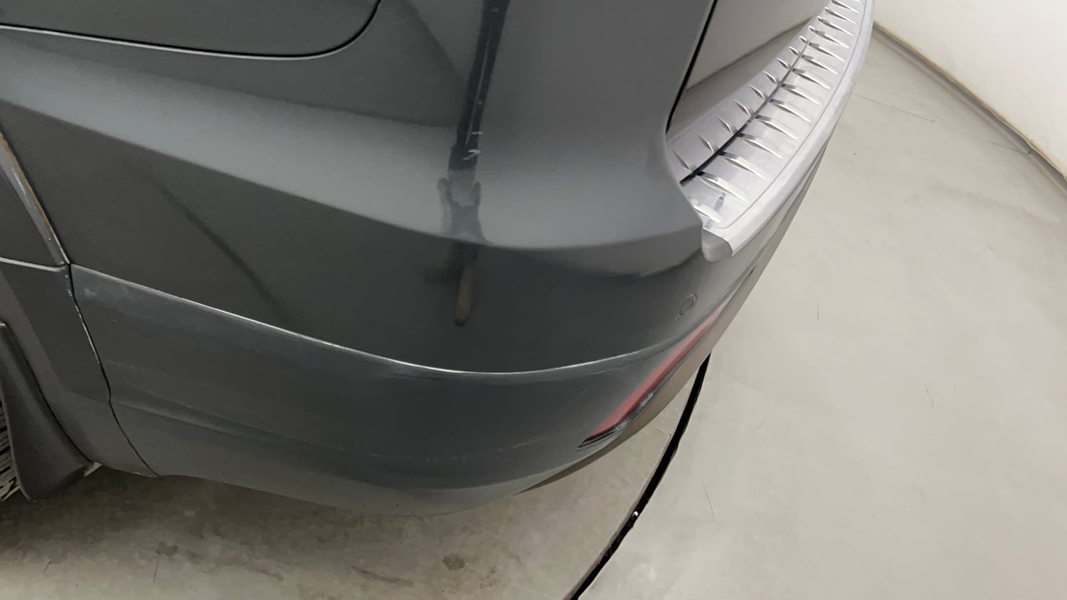 Used 2017 Tata Hexa XTA 4x2 7 STR Diesel Automatic dents MINOR SCRATCH