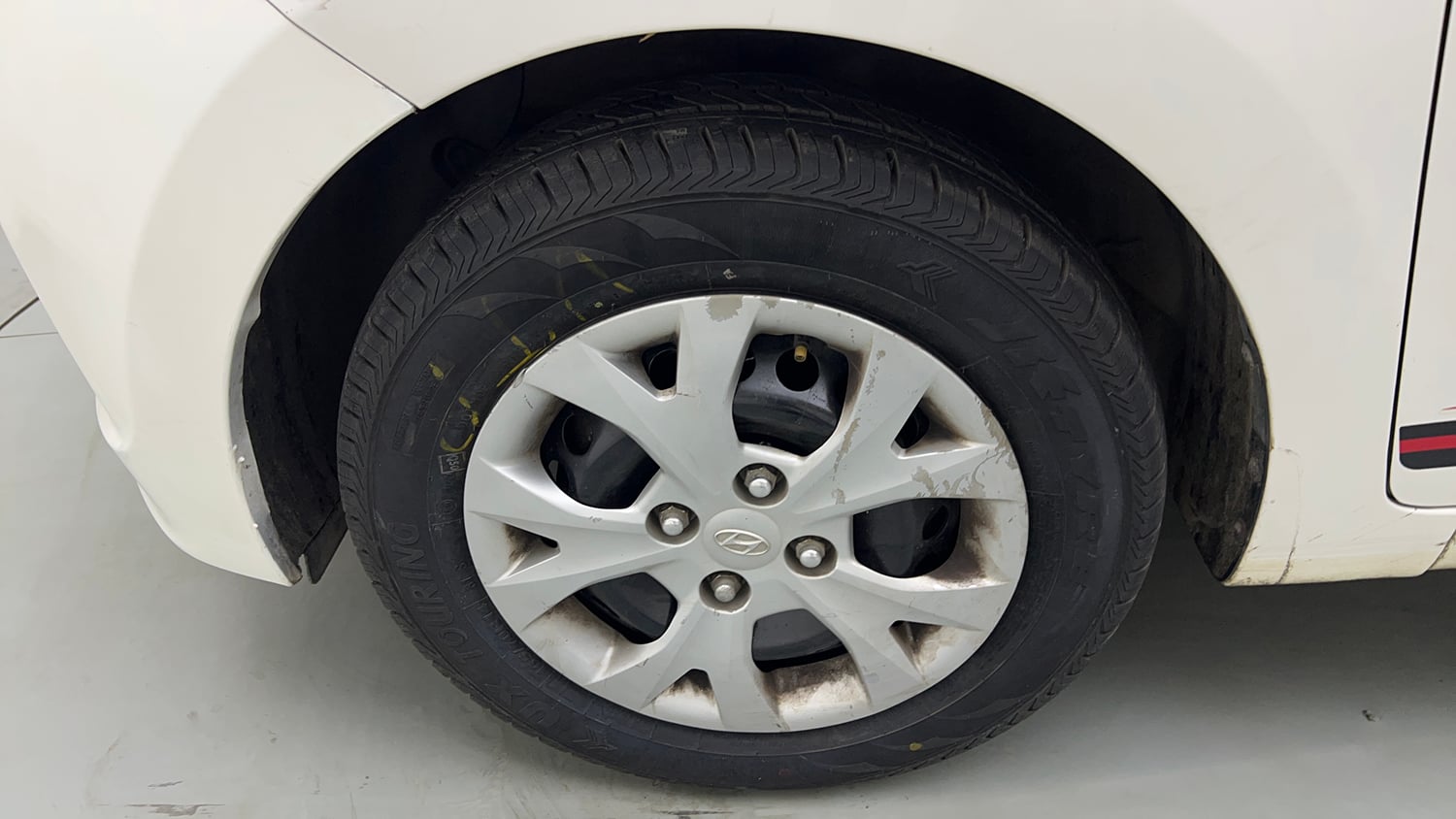 Used 2016 Hyundai Grand i10 Anniversary Edition Petrol Manual tyres LEFT FRONT TYRE RIM VIEW
