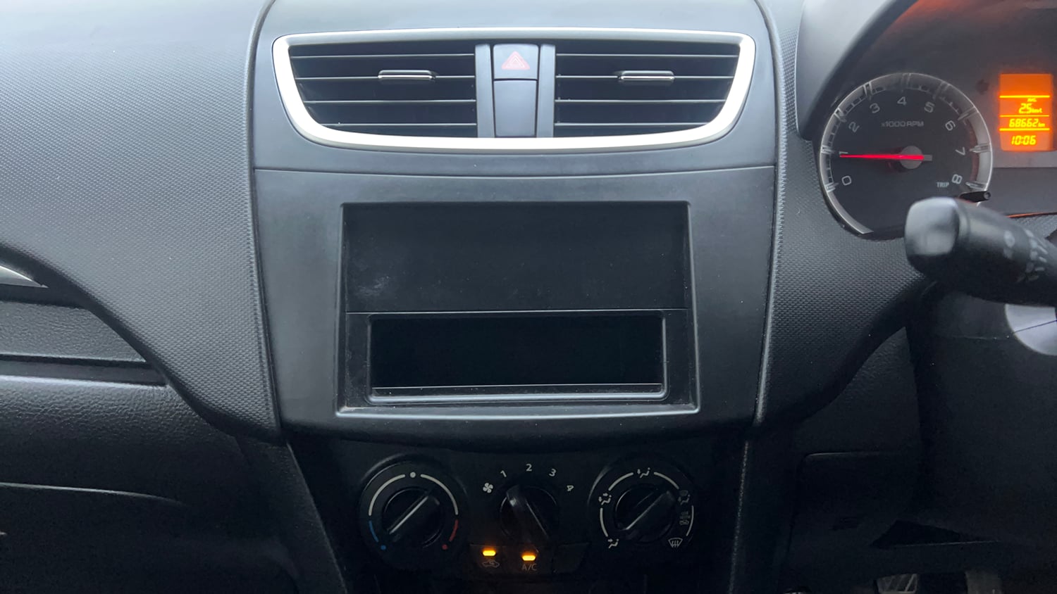 Used 2013 Maruti Suzuki Swift VXi Petrol Manual interior MUSIC SYSTEM & AC CONTROL VIEW