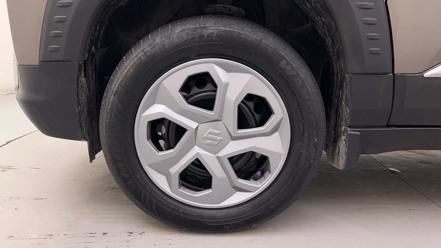 Used 2023 Maruti Suzuki Brezza Vxi AT Petrol Automatic tyres LEFT FRONT TYRE RIM VIEW