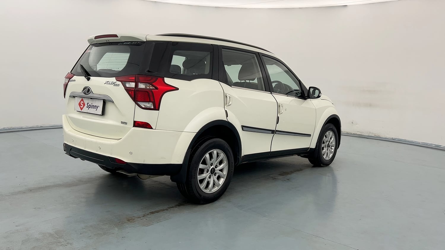 Used 2018 Mahindra XUV500 W9 Diesel Manual exterior RIGHT REAR CORNER VIEW