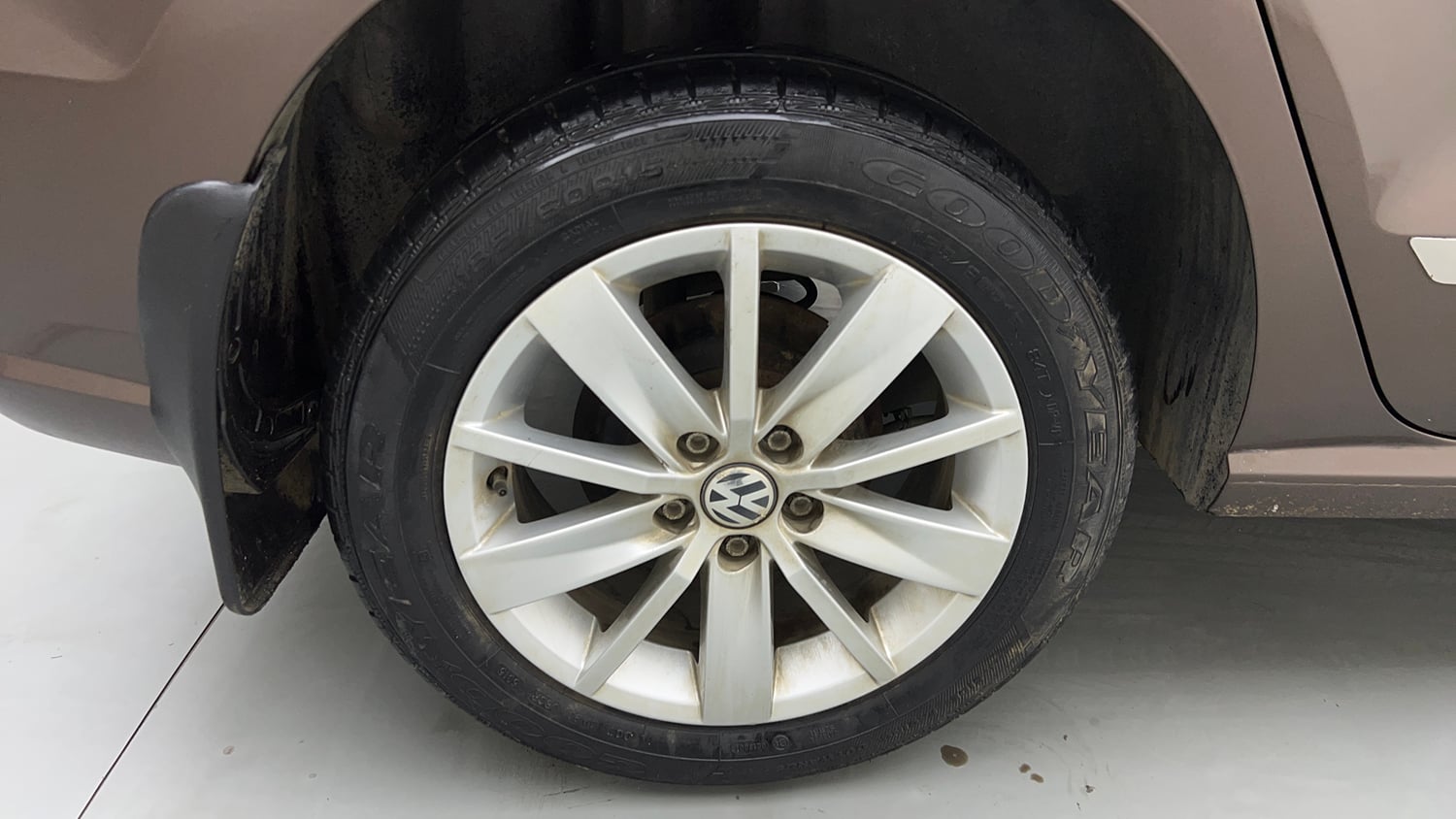 Used 2017 Volkswagen Ameo Highline1.2L (P) Petrol Manual tyres RIGHT REAR TYRE RIM VIEW