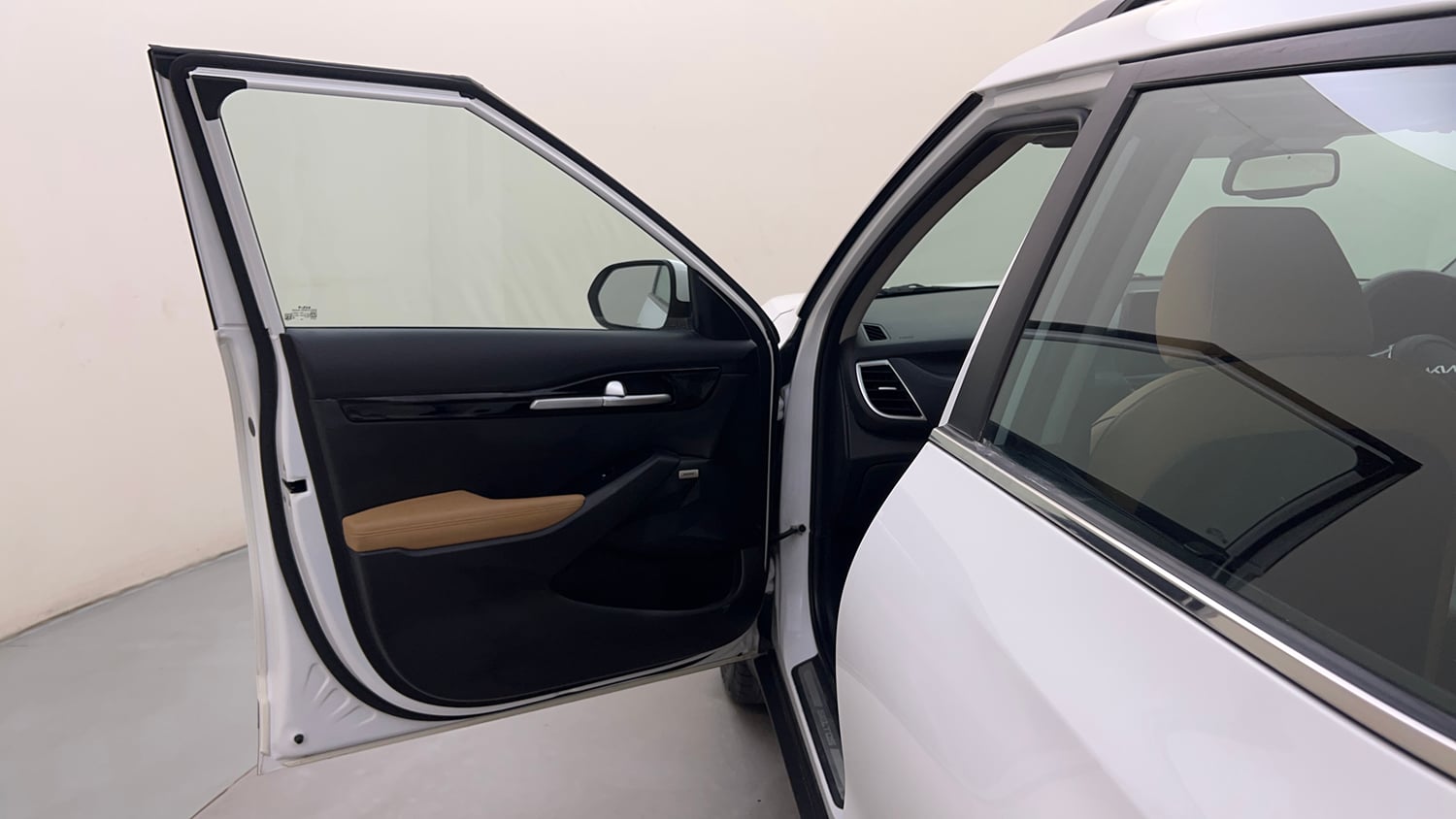 Used 2022 Kia Seltos HTX Plus 1.5 Diesel Diesel Manual interior LEFT FRONT DOOR OPEN VIEW