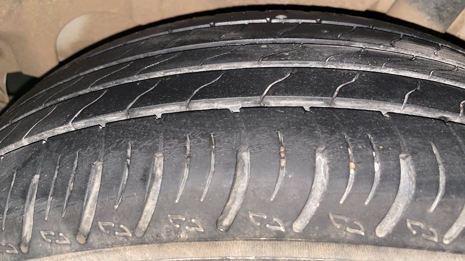 Used 2022 Maruti Suzuki XL6 Alpha Plus AT Petrol Petrol Automatic tyres LEFT REAR TYRE TREAD VIEW