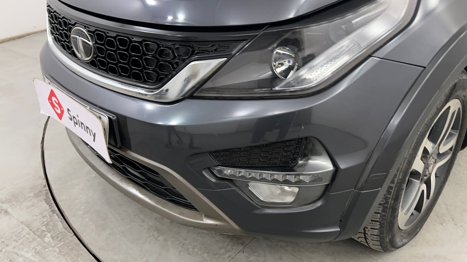 Used 2017 Tata Hexa XTA 4x2 7 STR Diesel Automatic dents MINOR SCRATCH