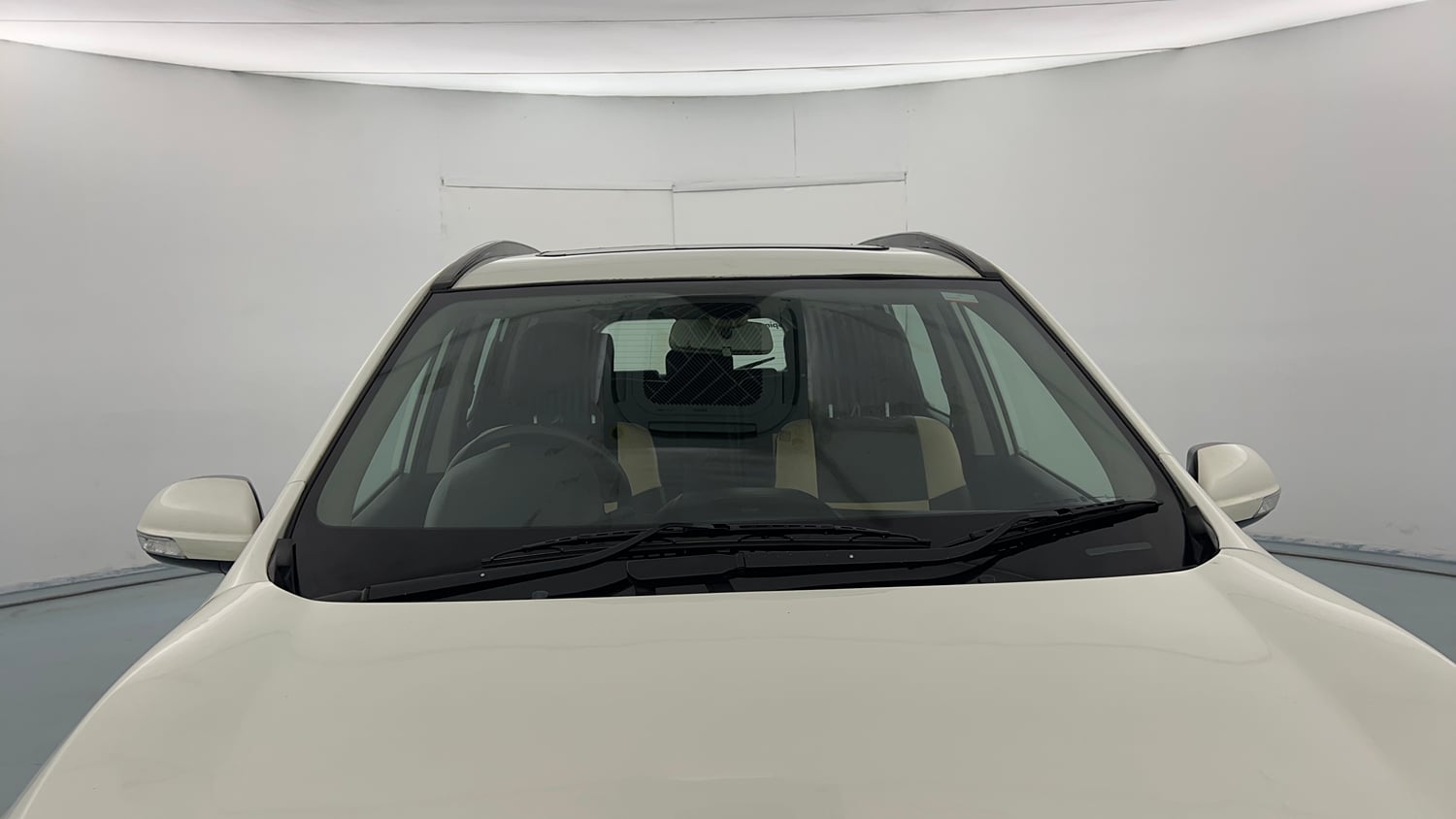 Used 2018 Mahindra XUV500 W9 Diesel Manual exterior FRONT WINDSHIELD VIEW