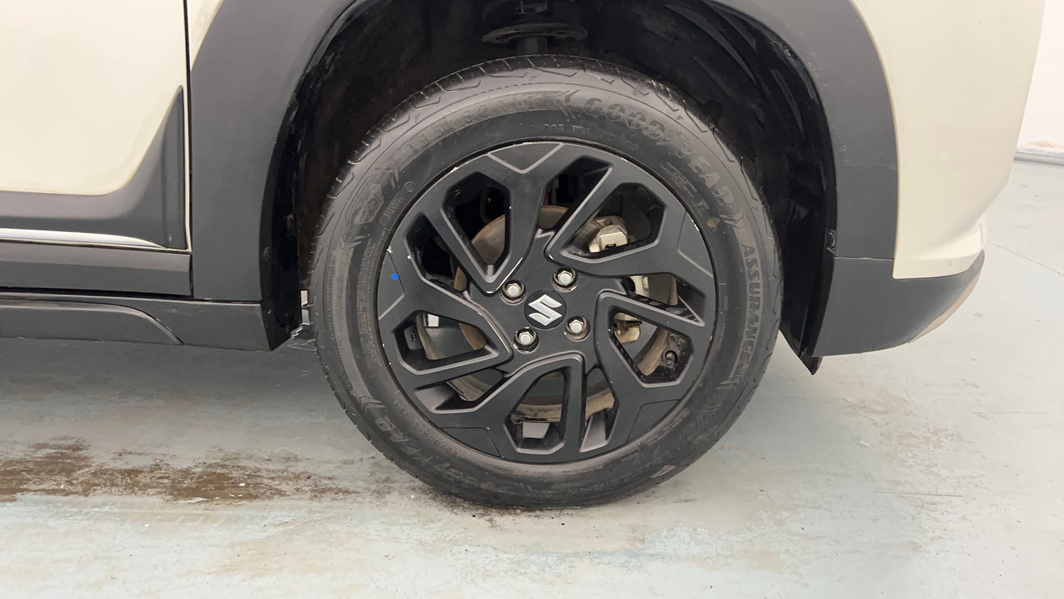 Used 2024 Maruti Suzuki Fronx Delta Plus 1.2L MT Petrol Manual tyres RIGHT FRONT TYRE RIM VIEW