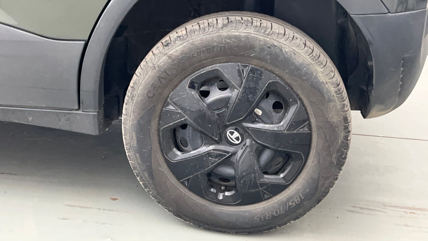 Used 2023 Tata Punch Camo Adventure Rhythm MT Petrol Manual tyres LEFT REAR TYRE RIM VIEW
