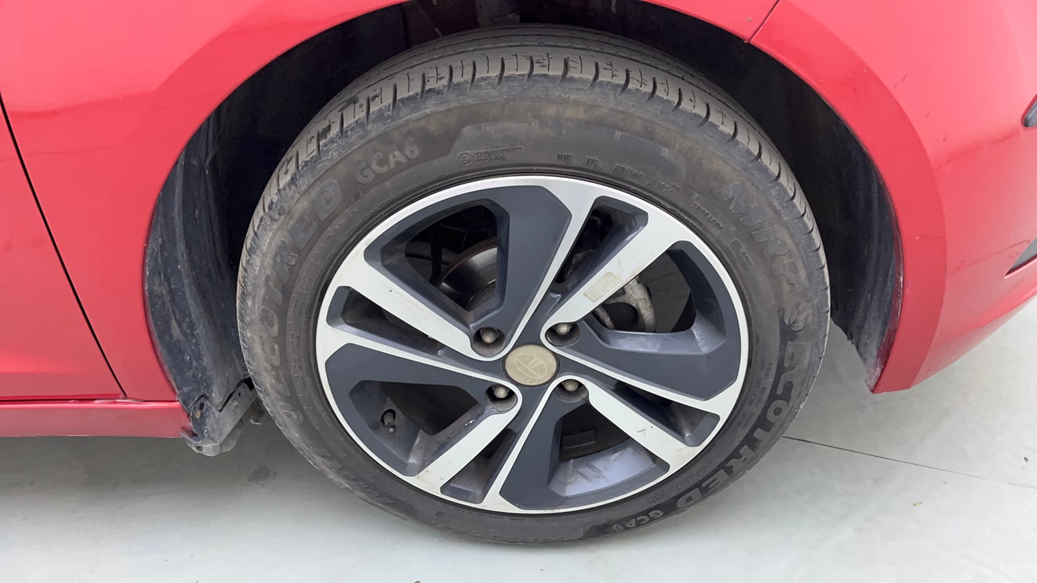 Used 2024 Tata Altroz XZ Plus i-Turbo (S) Petrol Manual tyres RIGHT FRONT TYRE RIM VIEW