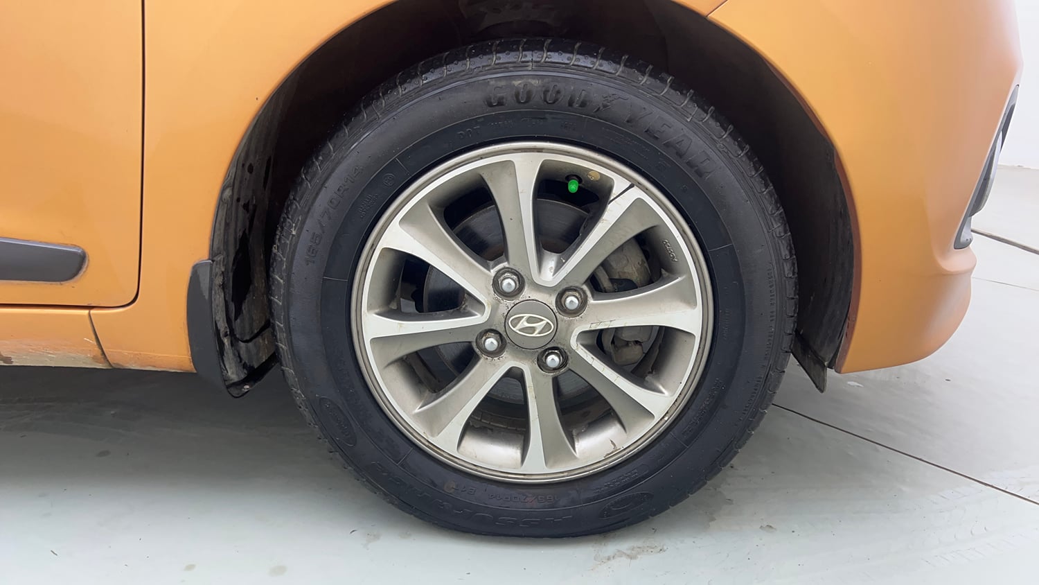 Used 2014 Hyundai Grand i10 Asta 1.2 Kappa VTVT Petrol Manual tyres RIGHT FRONT TYRE RIM VIEW