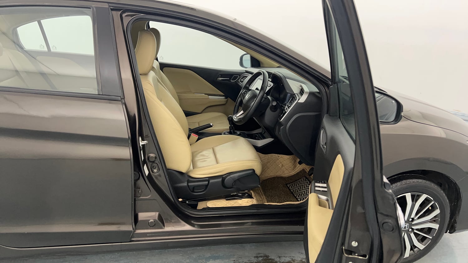 Used 2018 Honda City VX Petrol Petrol Manual interior RIGHT SIDE FRONT DOOR CABIN VIEW