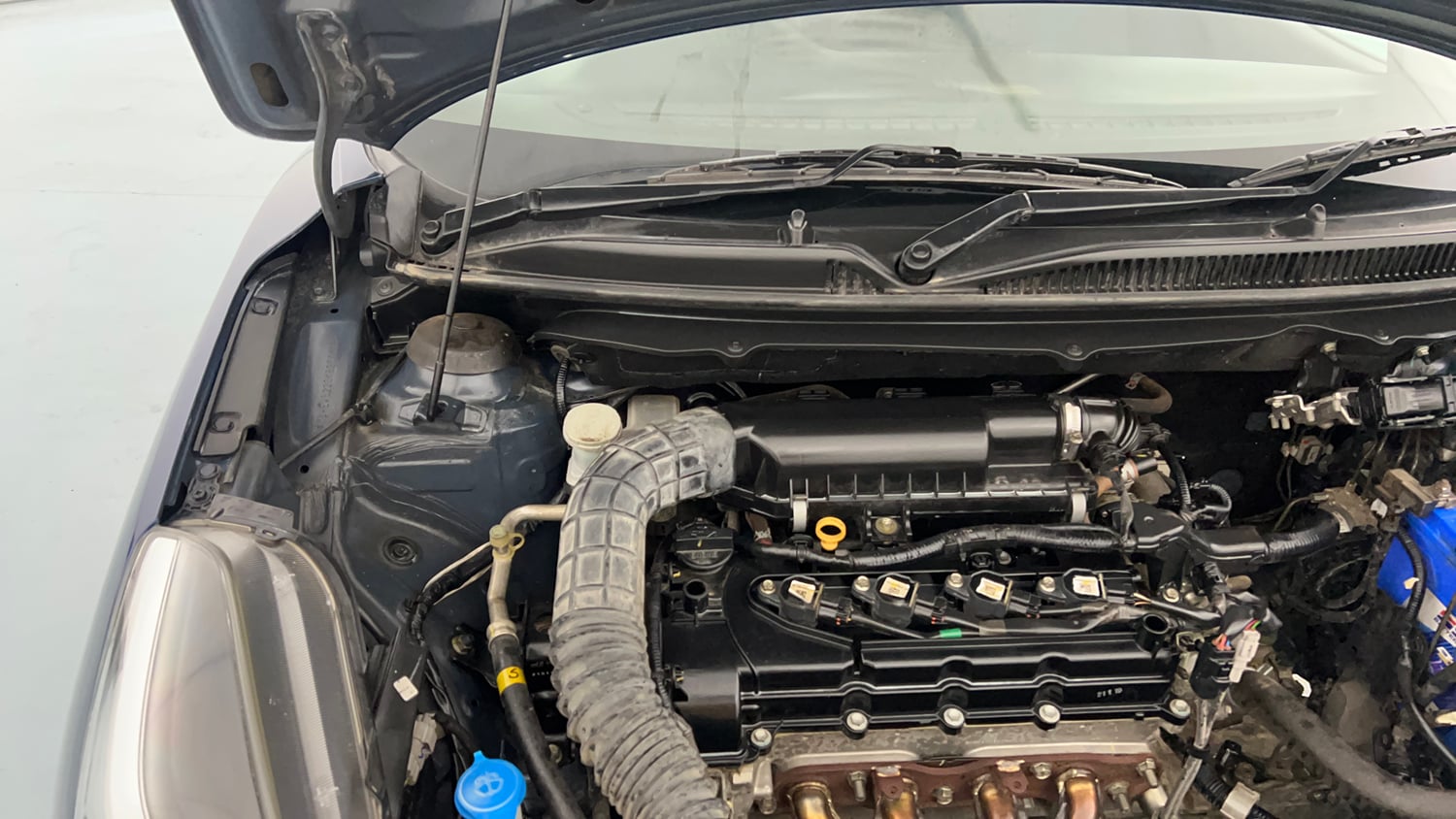 Used 2019 Maruti Suzuki Baleno Delta Petrol Manual engine ENGINE RIGHT SIDE HINGE & APRON VIEW