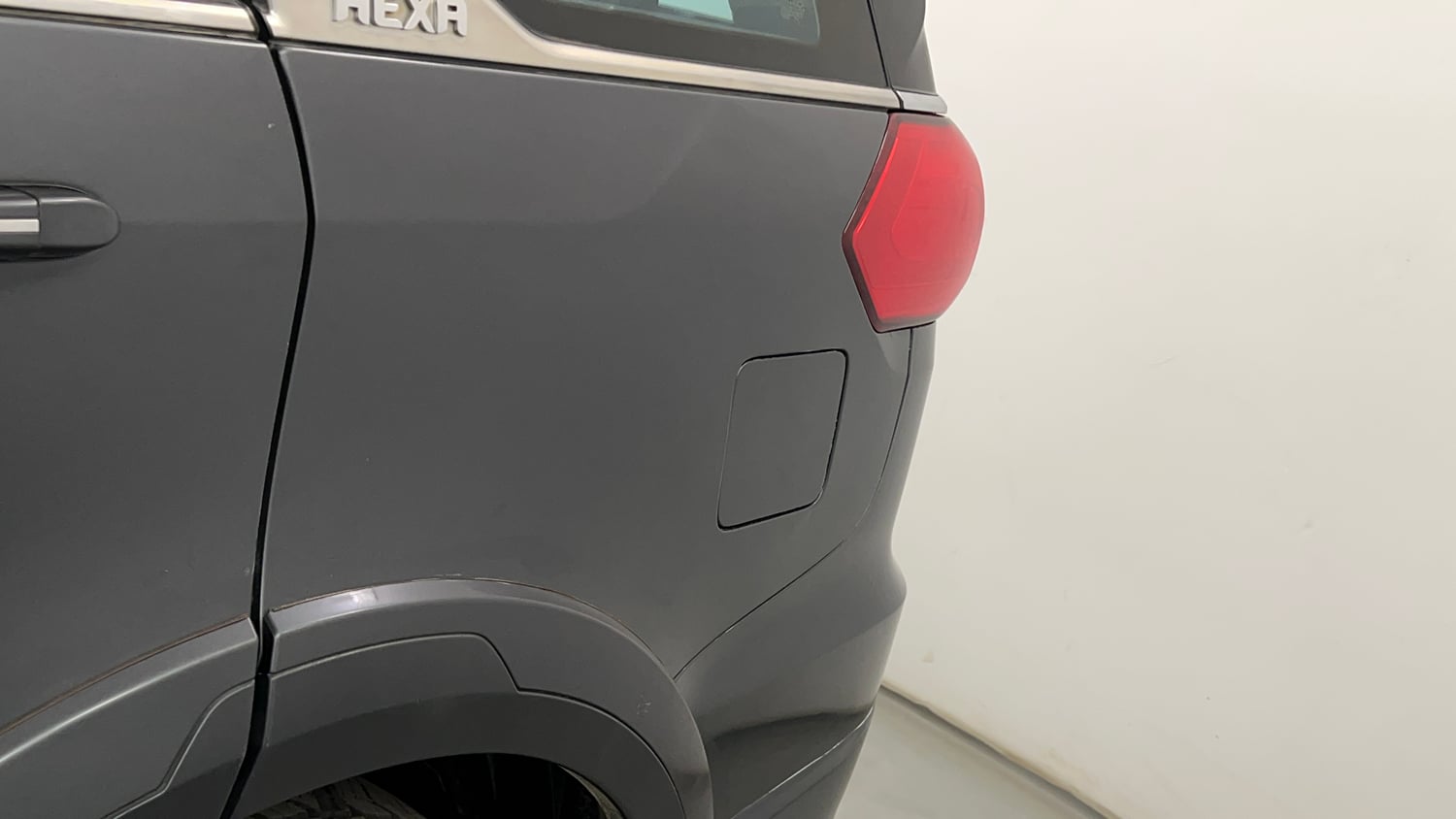 Used 2017 Tata Hexa XTA 4x2 7 STR Diesel Automatic dents MINOR SCRATCH