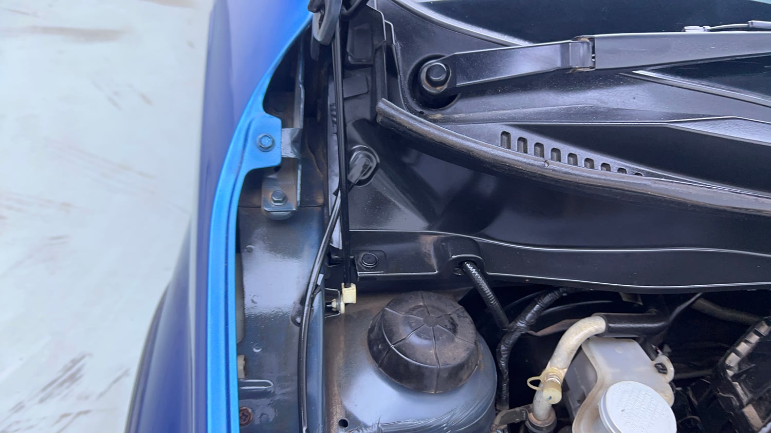 Used 2019 Maruti Suzuki Ignis Zeta 1.2 AMT Petrol Automatic engine ENGINE RIGHT SIDE HINGE & APRON VIEW