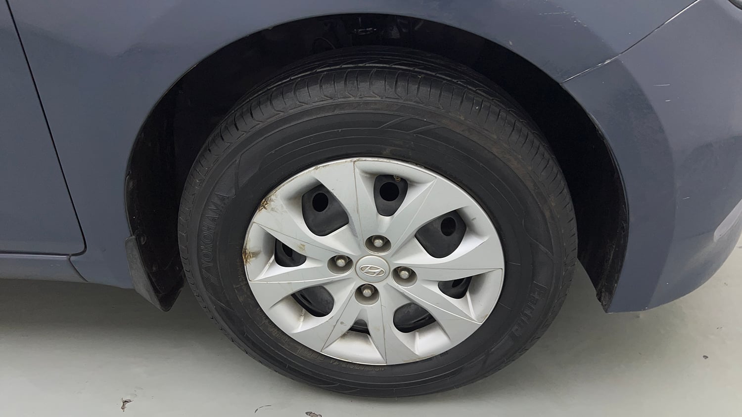 Used 2015 Hyundai Elite i20 Magna 1.2 Petrol Manual tyres RIGHT FRONT TYRE RIM VIEW